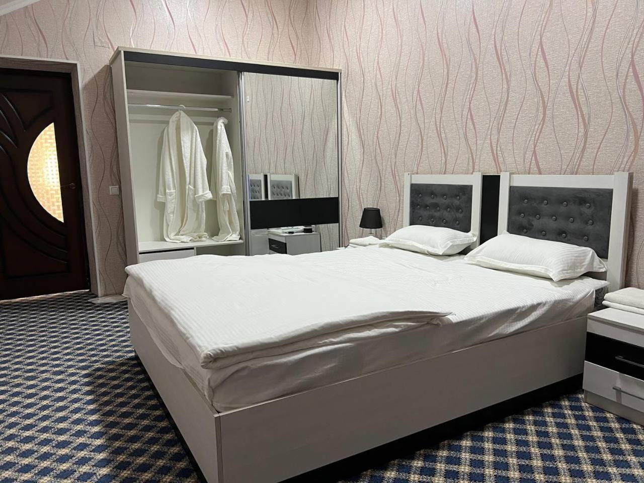 Orom Hotel Фергана Екстериор снимка