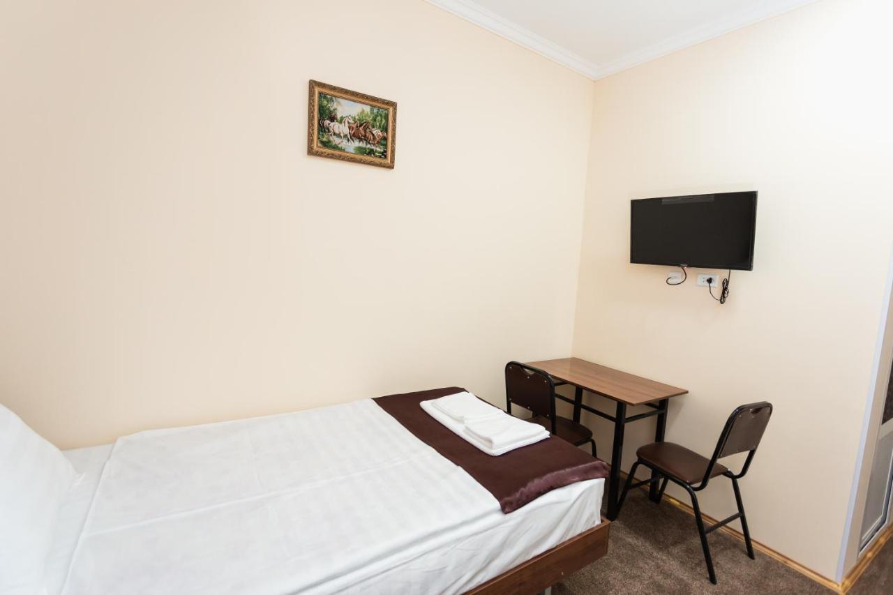 Orom Hotel Фергана Екстериор снимка